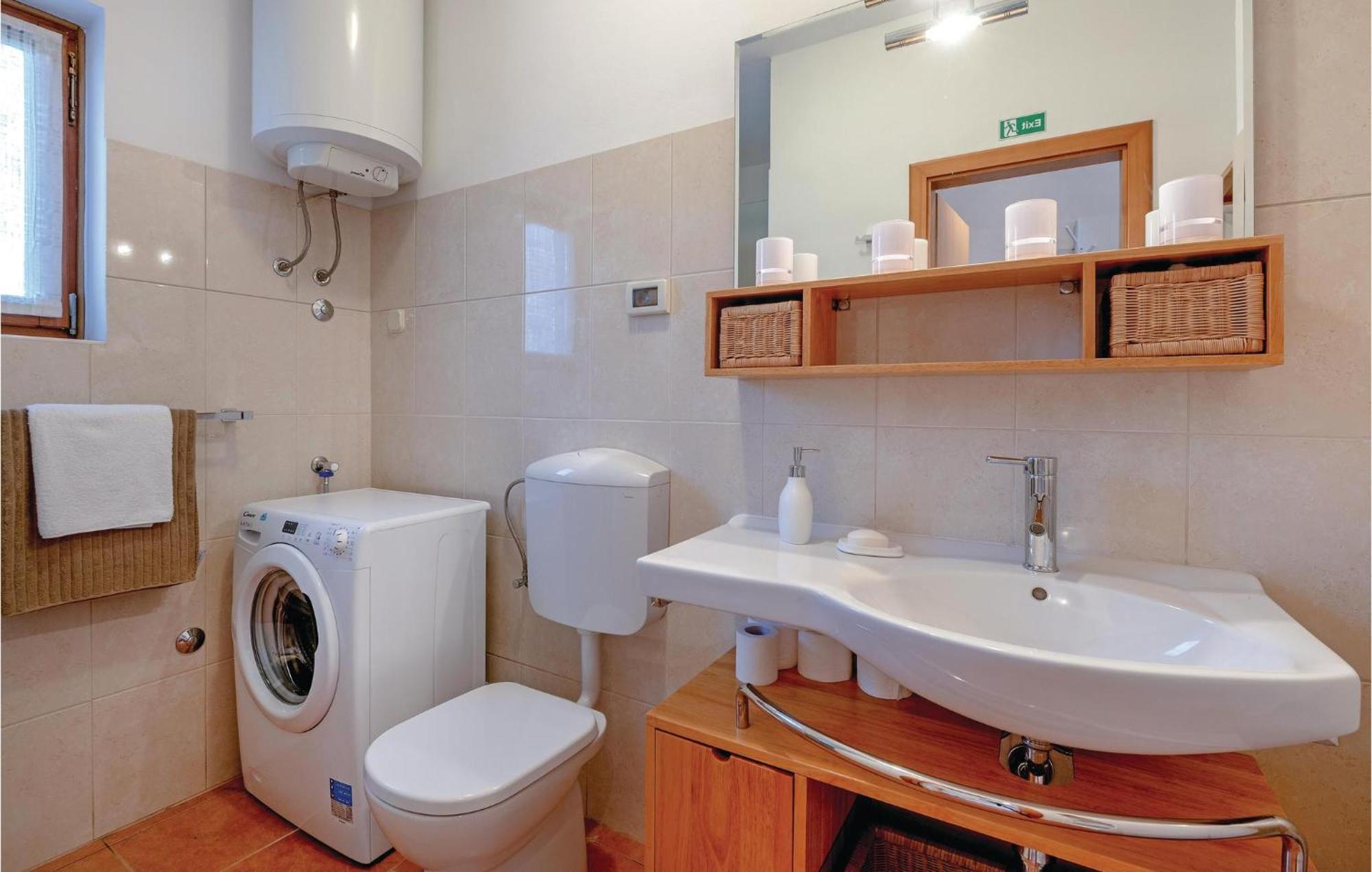 Beautiful Home In Bale With Kitchen Zewnętrze zdjęcie