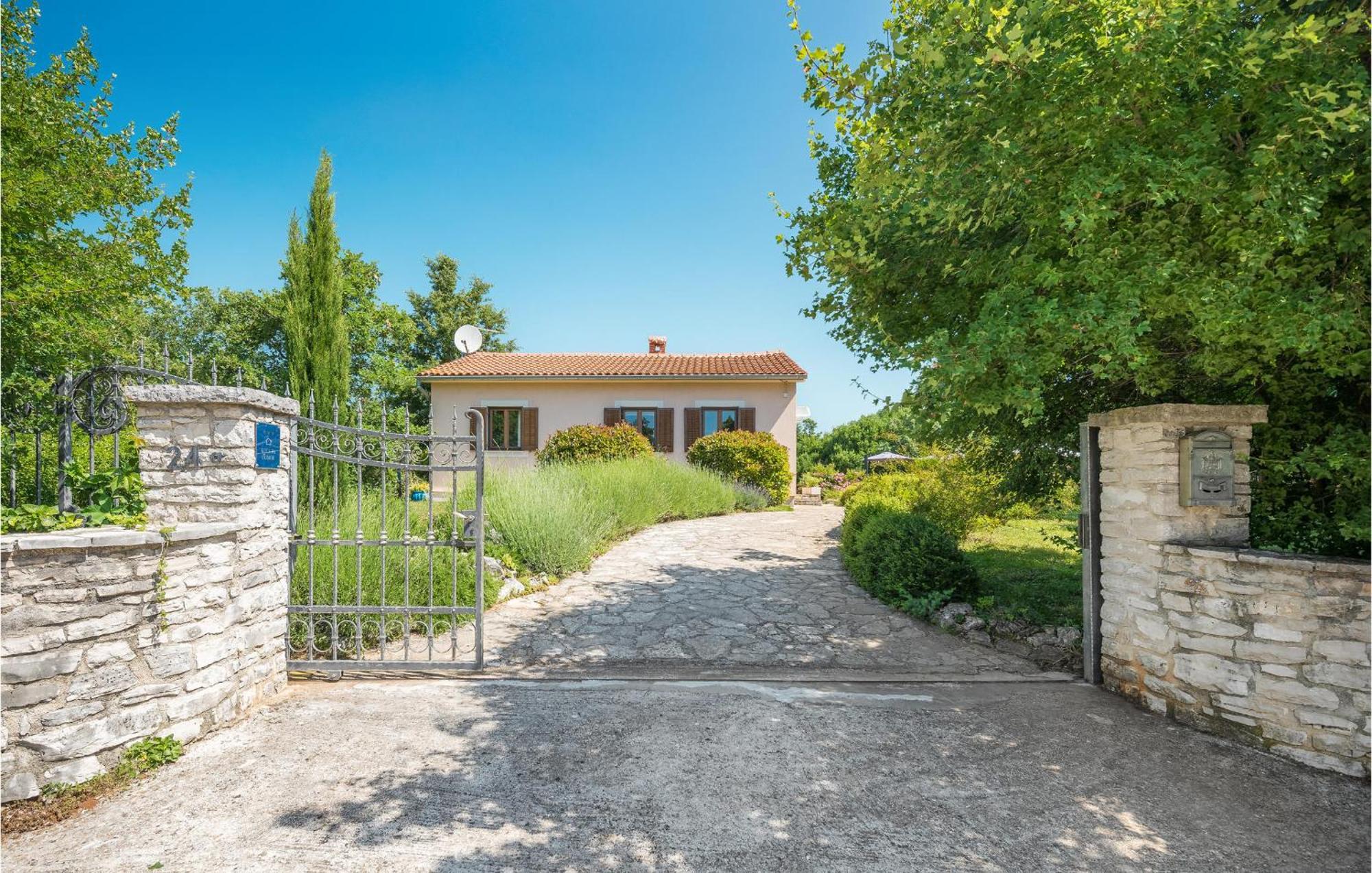Beautiful Home In Bale With Kitchen Zewnętrze zdjęcie