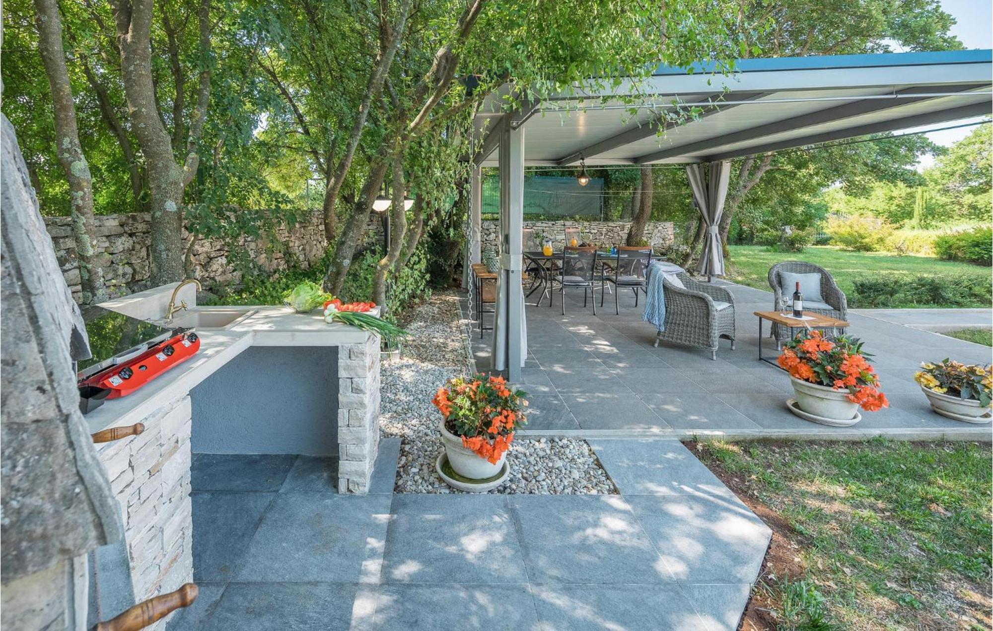 Beautiful Home In Bale With Kitchen Zewnętrze zdjęcie