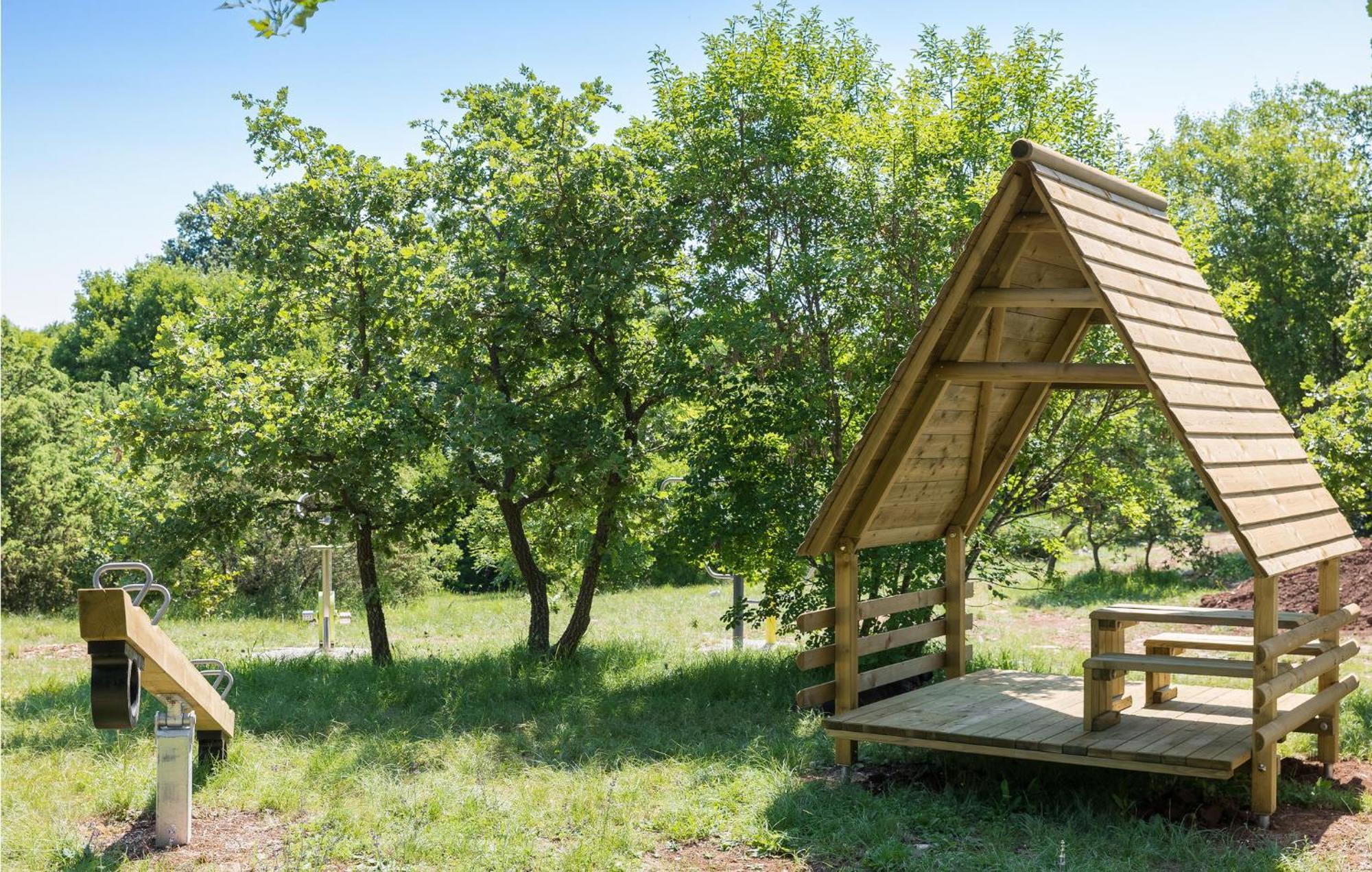 Beautiful Home In Bale With Kitchen Zewnętrze zdjęcie