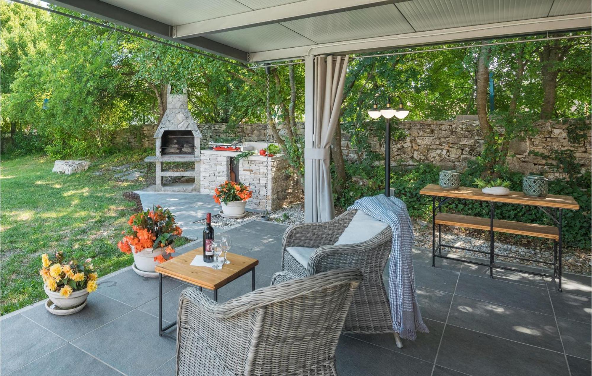 Beautiful Home In Bale With Kitchen Zewnętrze zdjęcie